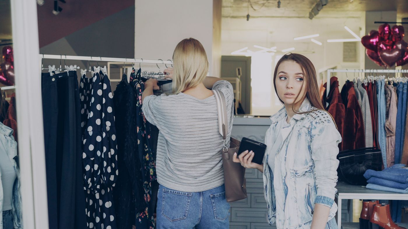 Butikte kıyafet seçen müşteri